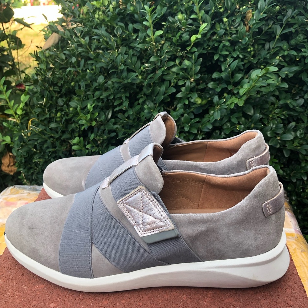 Clarks UN RIO Women’s Slip-On Suede Sneakers in Light Gray Size 8.5M